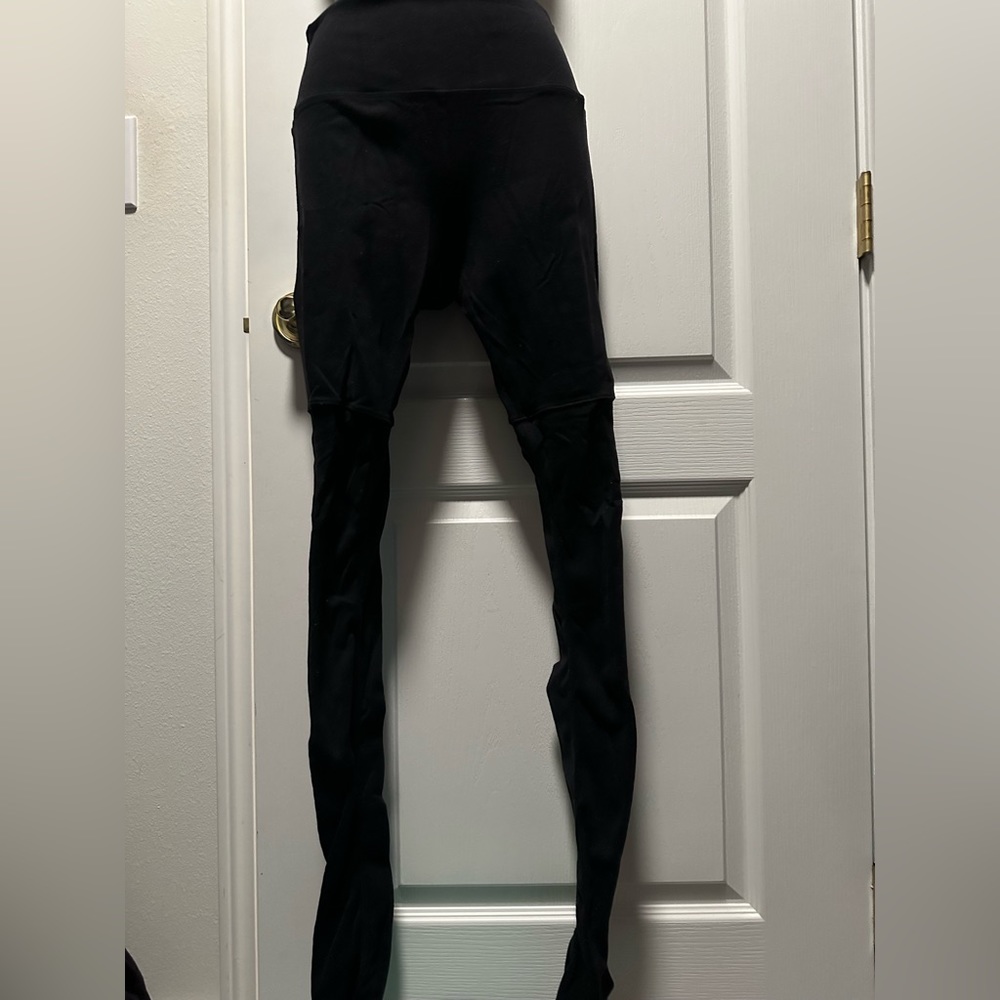ALO GODDESS LEGGINGS! Black on black. Light piling size medium